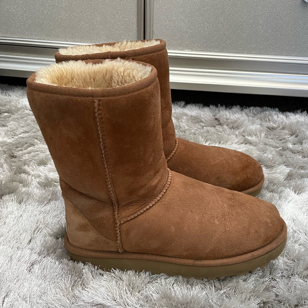 Women’s Classic Chestnut UGG boots. Good condition